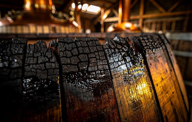 Distillation et vieillissement : deux philosophies opposées